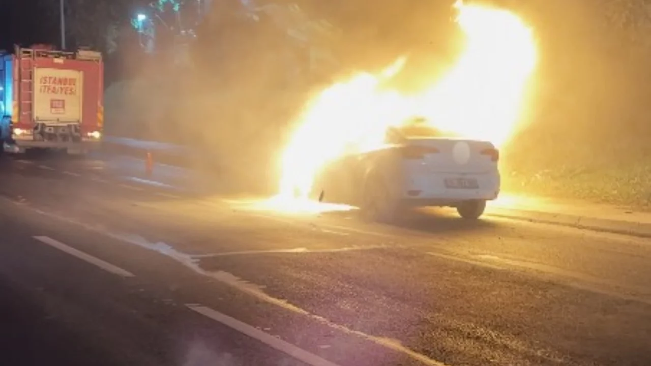 İstanbul'da seyir halindeki otomobil alev topuna döndü