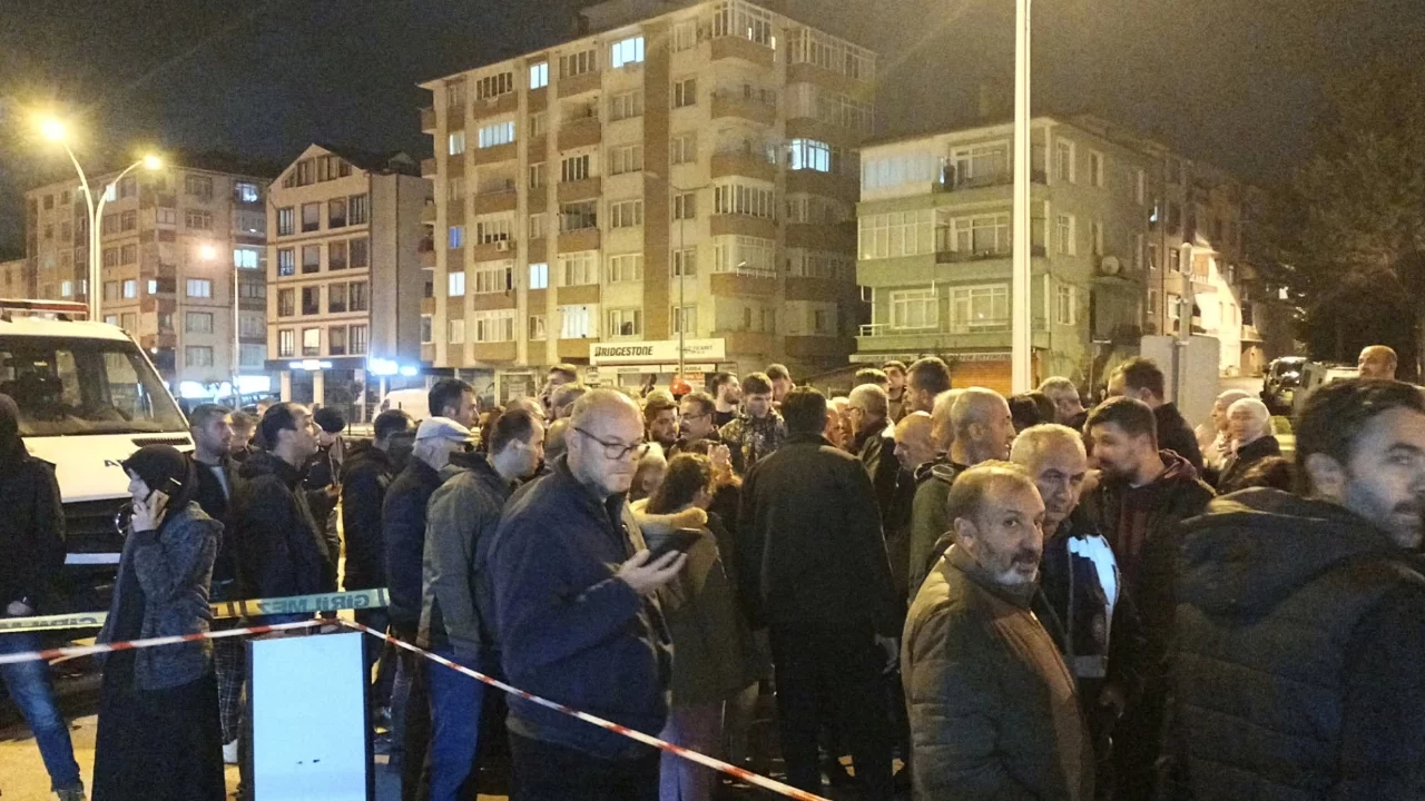 Kocaeli'de 7 katlı bina tedbiren boşaltıldı: 33 kişi tahliye edildi