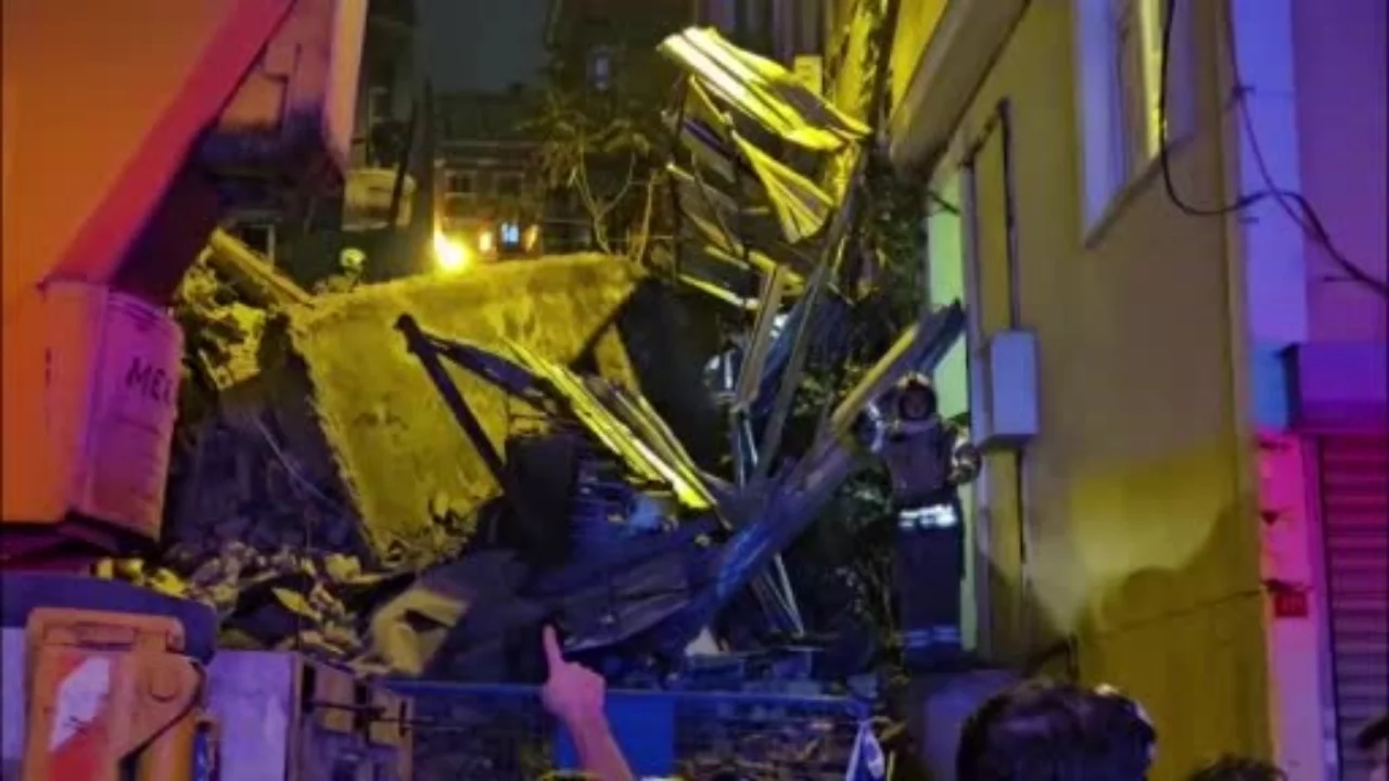 İstanbul Beyoğlu'nda 5 katlı metruk bina çöktü