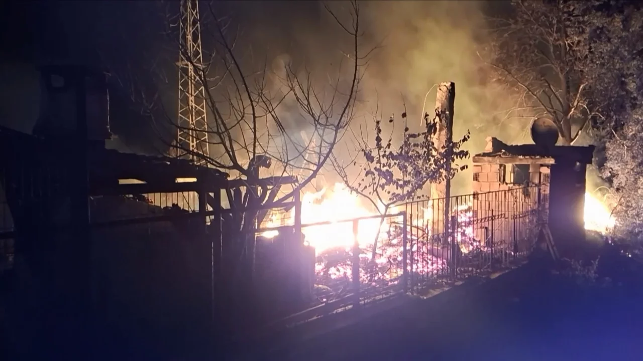 Bursa'da bungalov yangını korkuttu, alevler ormana sıçramadan söndürüldü