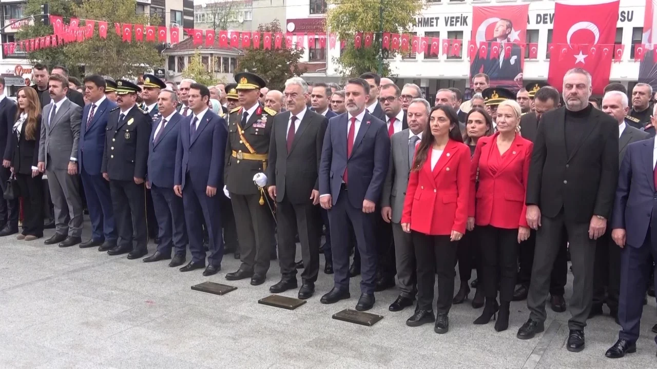 Cumhuriyetin 103. yılında Bursa Atatürk Anıtı'na çelenkler sunuldu