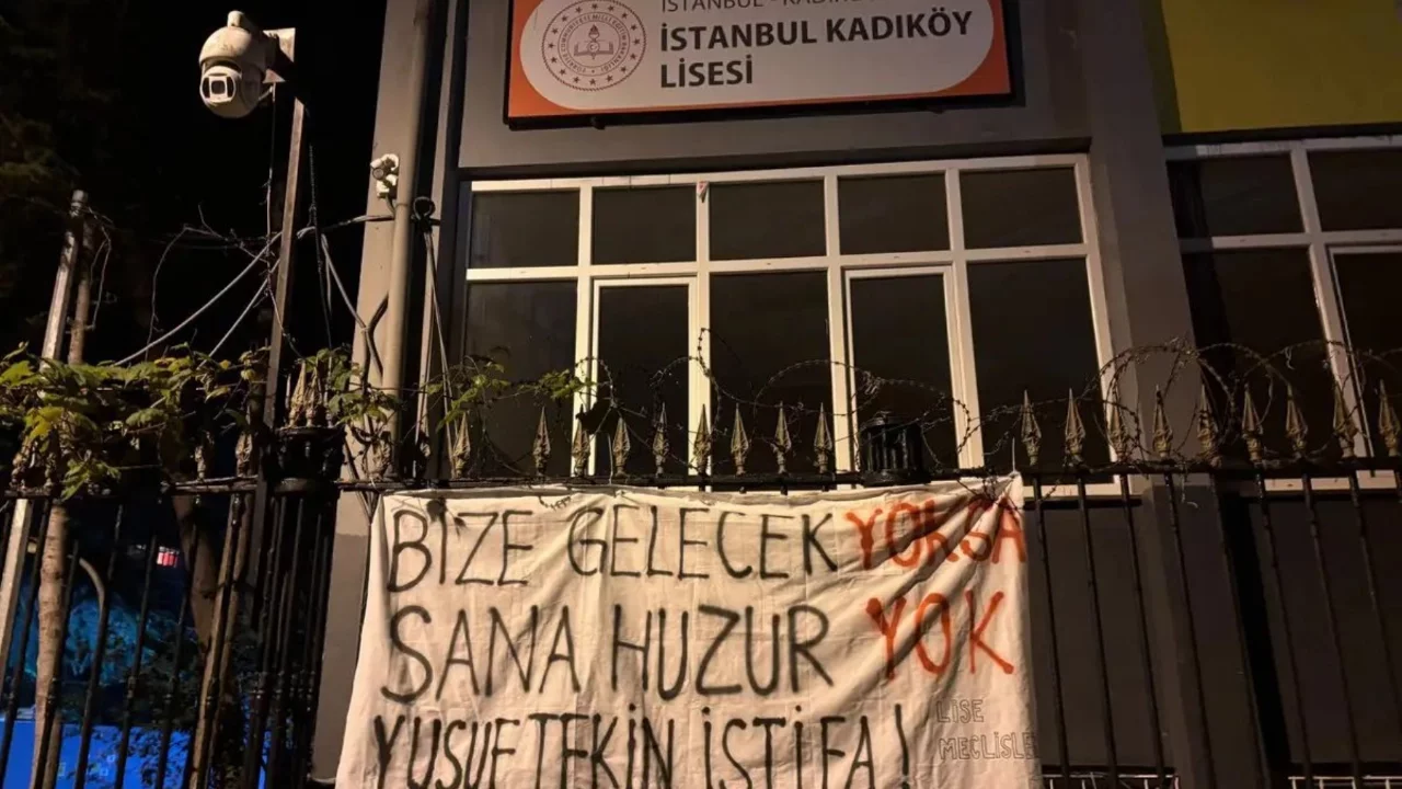 "Yusuf Tekin istifa" pankartı sebebiyle tutuklanan iki öğrenci tahliye edildi