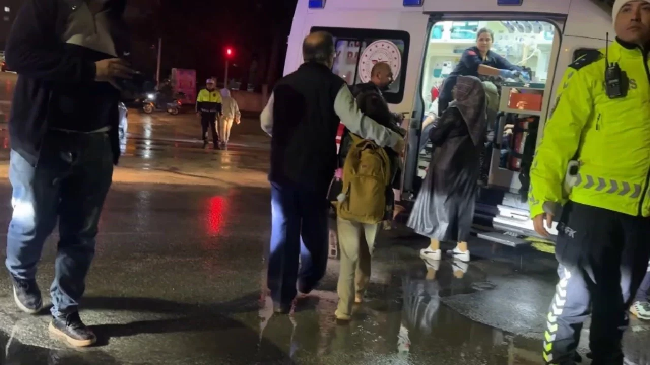 Burdur'da öğrenci servisi ile otomobil çarpıştı: 12 öğrenci yaralı