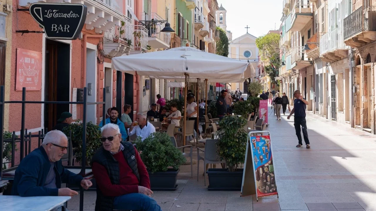 İtalya'nın Sardinya Adası'ndaki restoranlarda ailelere telefon yasağı