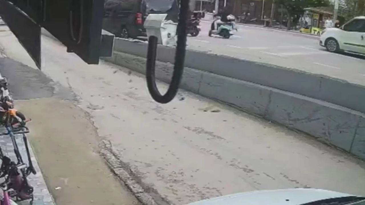 Bursa'da motosiklet yayaya çarptı, ikisi de metrelerce sürüklendi