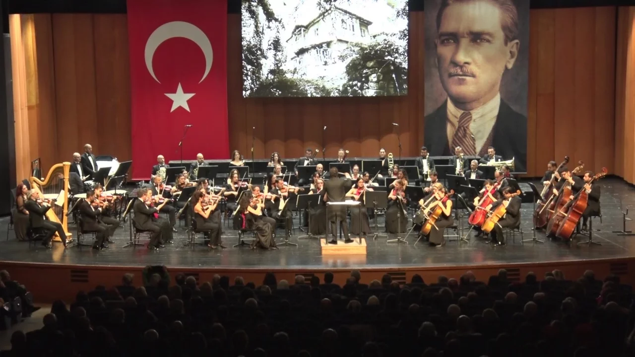 Bursa'da Cumhuriyet coşkusu senfonik ezgilerle yükseldi
