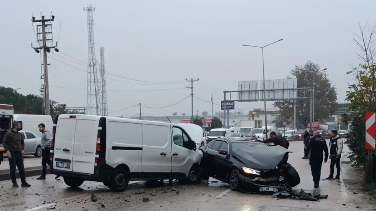 Bursa'da zincirleme kazada 5 kişi yaralandı