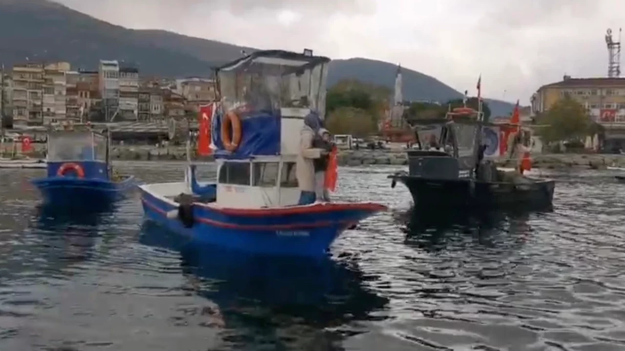 Bursa Gemlik'te tekne ve kayıklar Türk bayraklarıyla donatıldı