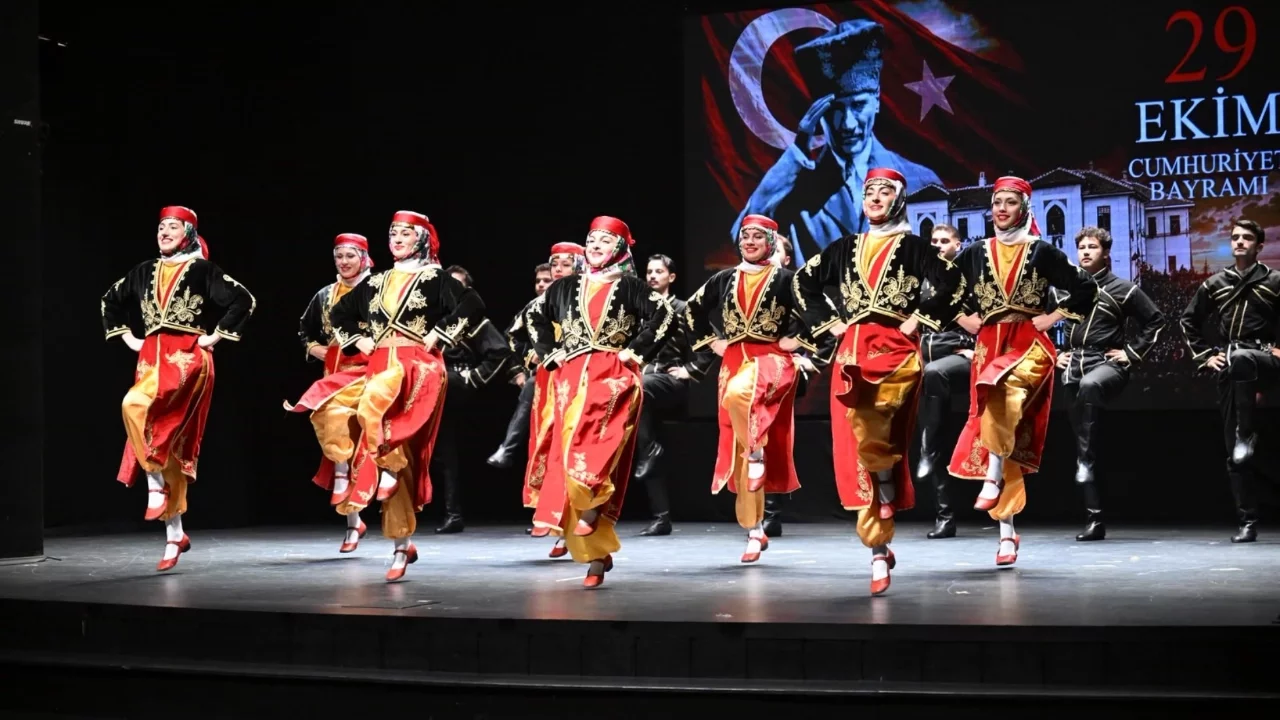 Bursa'da 29 Ekim Cumhuriyet Bayramı'nın 103'üncü yılı Tayyare Kültür Merkezi'nde coşkuyla kutlandı
