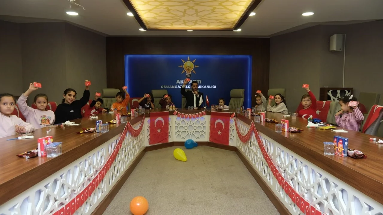 AK Parti Osmangazi'den 29 Ekim'e anlamlı etkinlik: Minik ellerden şehit ailelerine bayrak hediyesi