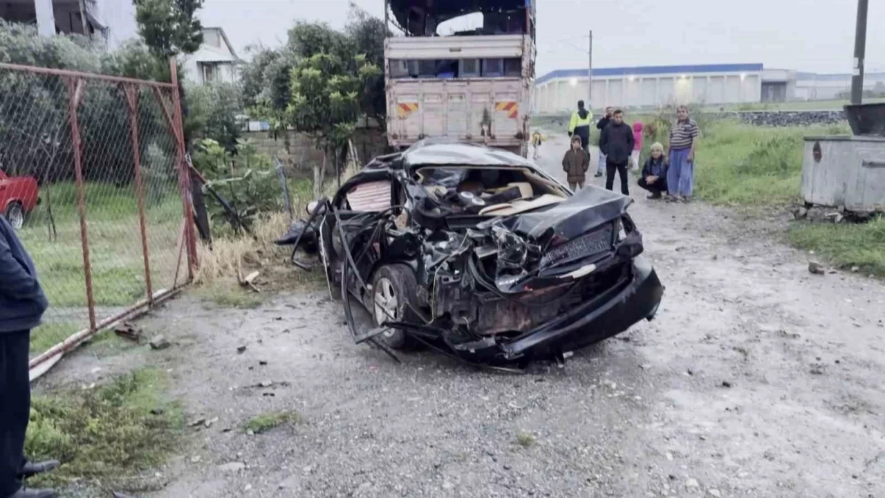 Tren otomobile çarptı: Anne hayatını kaybetti, oğlu yaralandı