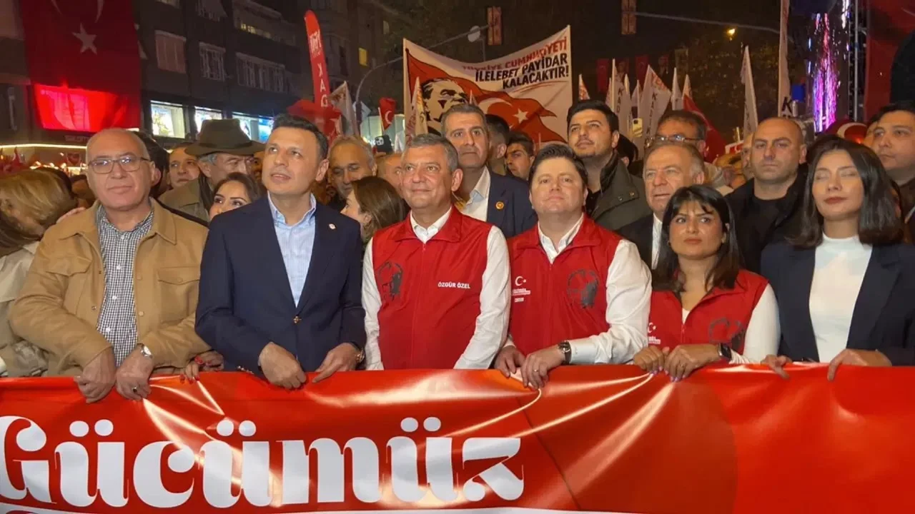 Bağdat Caddesi'nde yurttaşlar 'Cumhuriyet Yürüyüşüne' başladı!