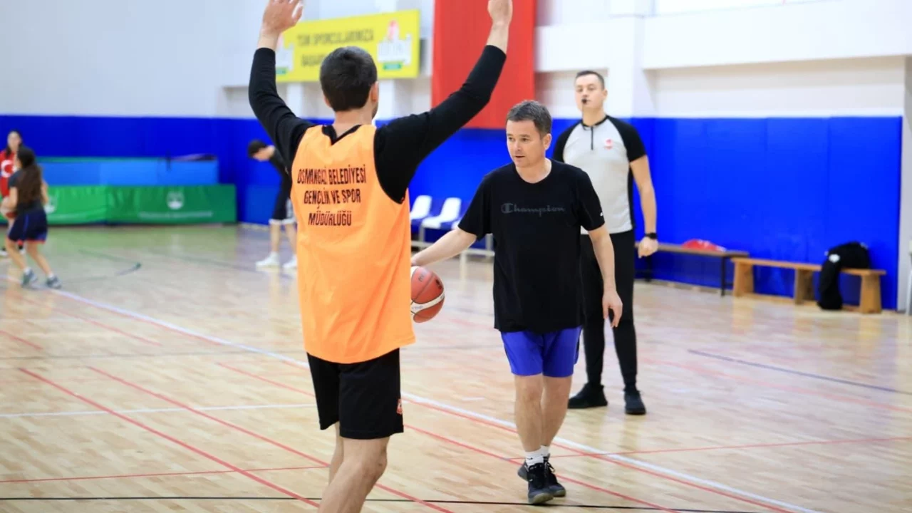 Bursa Osmangazi'de sporcular Cumhuriyet için ter döktü