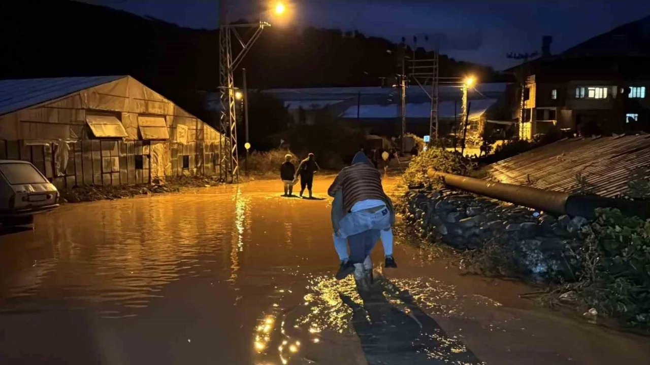 Turuncu kodlu uyarı verilmişti: Mersin'de sağanak yağış hayatı olumsuz etkiledi