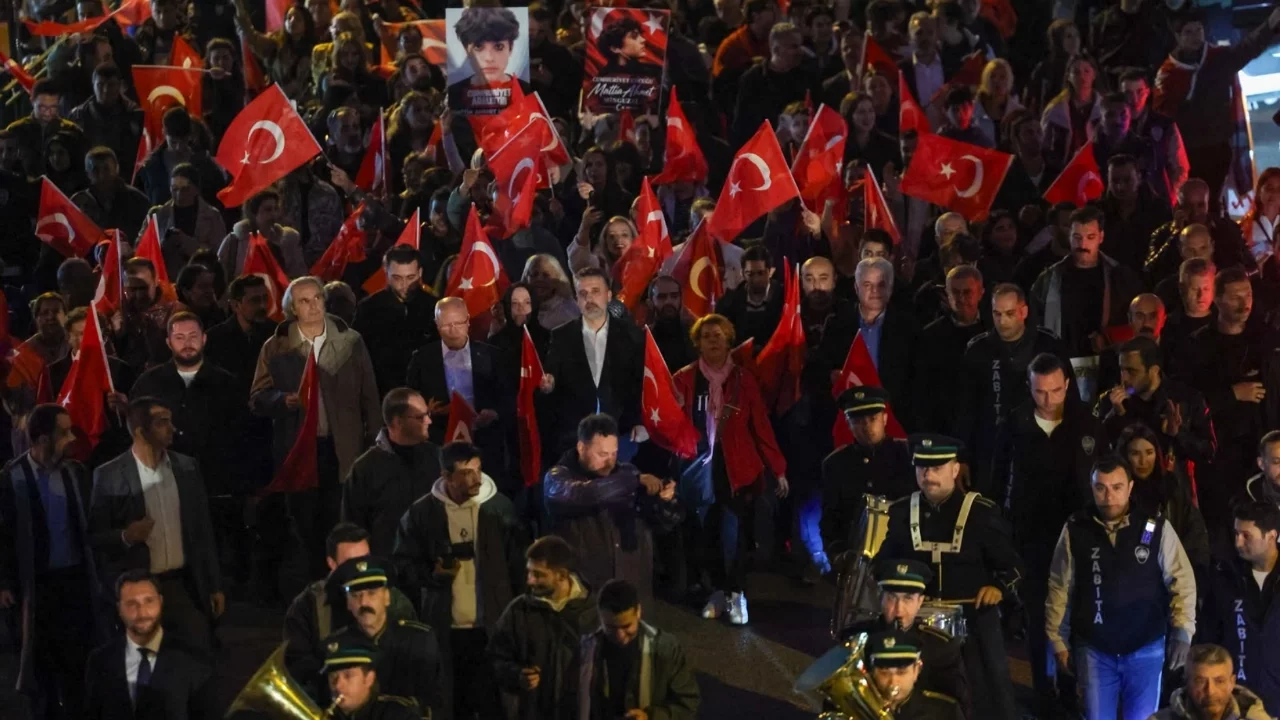 Bursa'da Cumhuriyet coşkusu meydanlara taştı