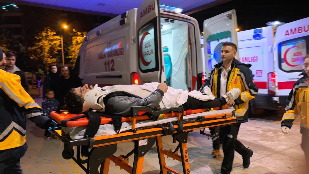 Bursa'da otomobille motosiklet çarpıştı: 2 kardeş yaralandı