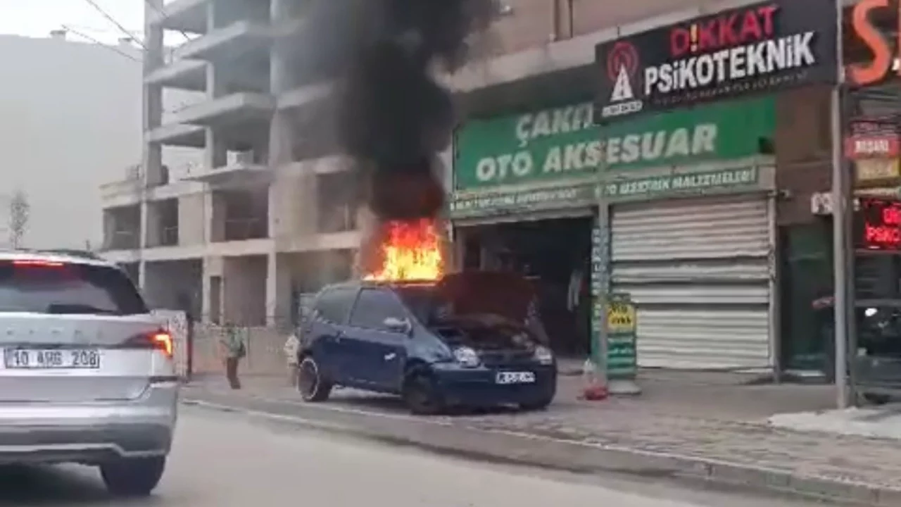 Bursa'da park halindeki otomobil yandı!