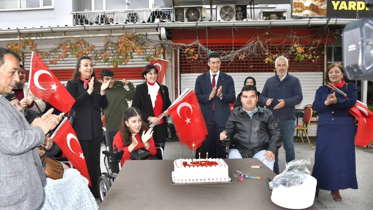 Özel gereksinimli bireyler Cumhuriyet Bayramında esnafa bayrak dağıttı