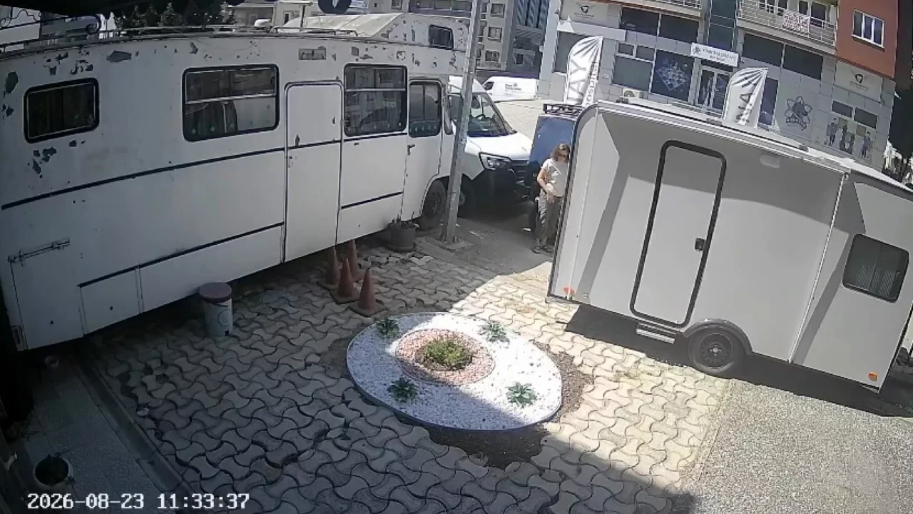 Bursa'da kiracı-mülk sahibi gerilimi kamerada: Kabloları kesti, karavanla girişi kapattı