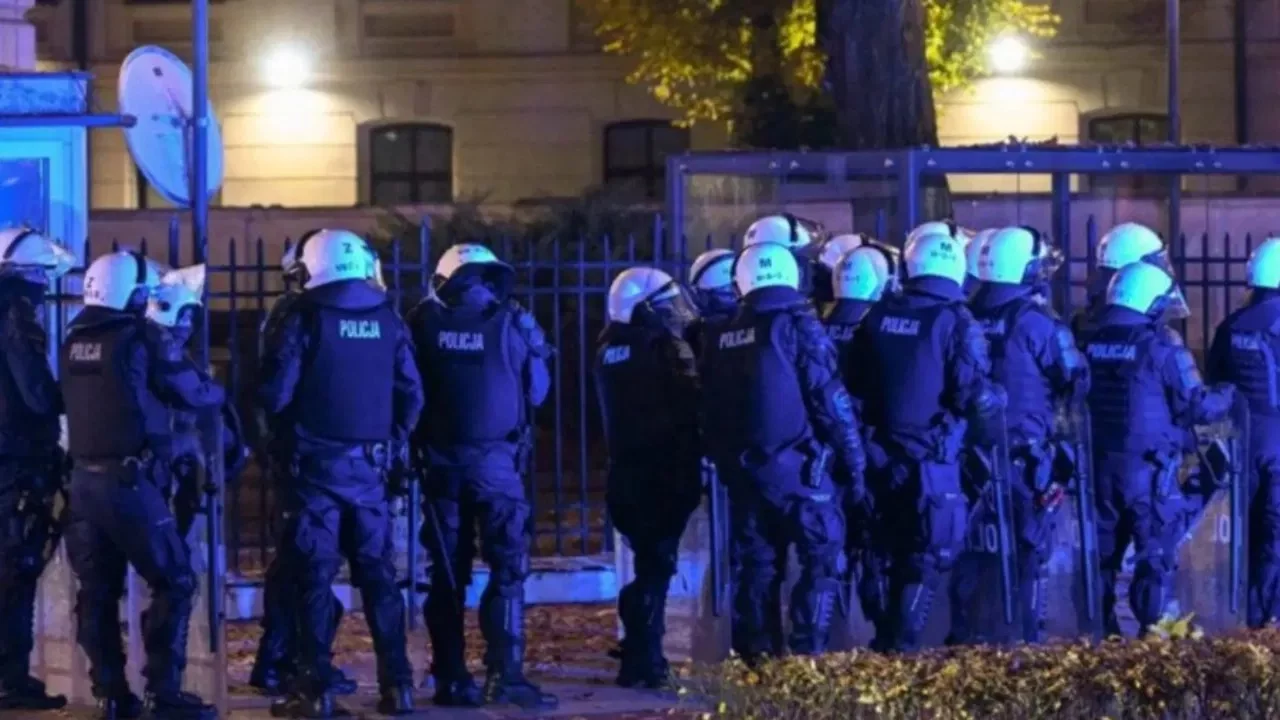 Polonya'da darbe girişimi: Polis Anayasa Mahkemesi'ne baskın düzenledi!