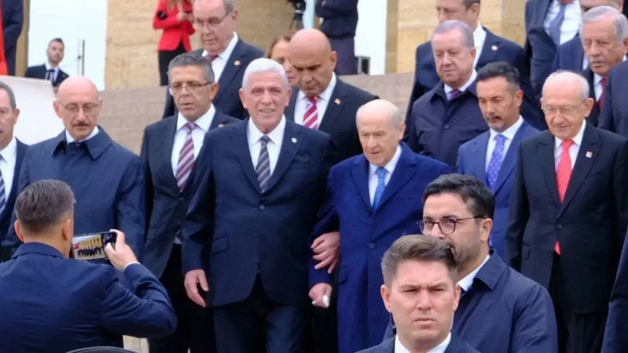 Bahçeli'nin koluna girdiği için eleştirilen Müsavat Dervişoğlu'ndan açıklama