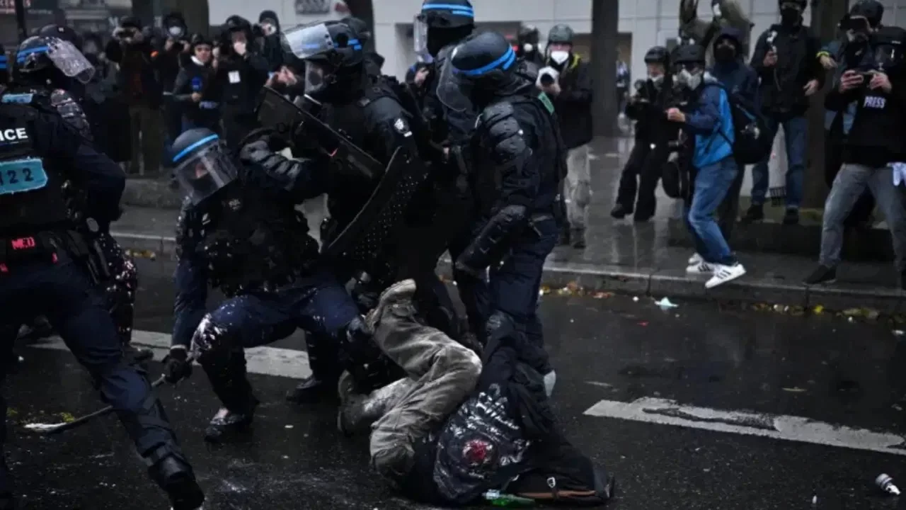 Fransa'da hayat pahalılığı ve eğitim protestoları: Gözaltı sayısı 296'ya çıktı