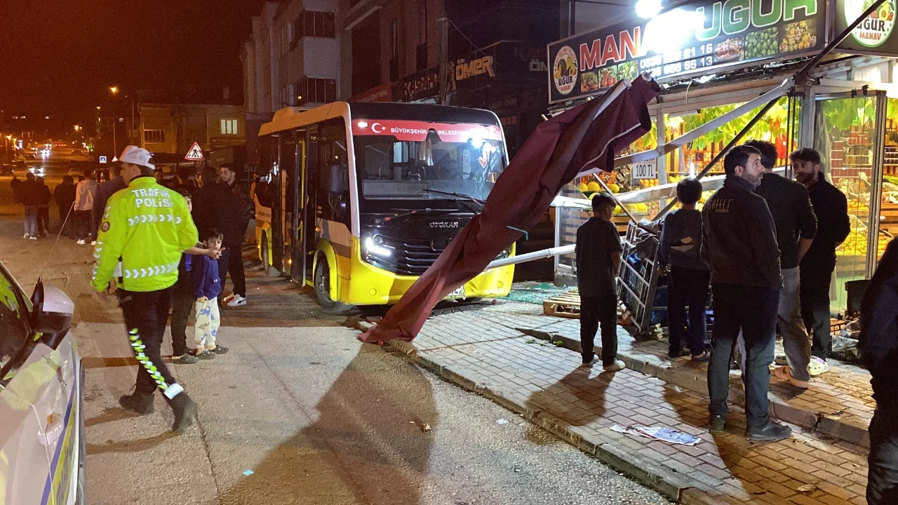 Bursa'da freni boşalan minibüs ortalığı birbirine kattı